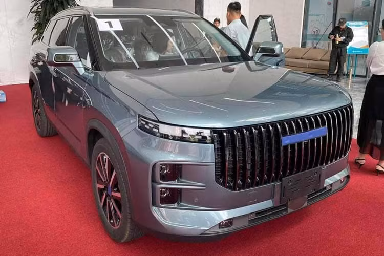 Chery Jaecoo 7 tại Việt Nam là một mẫu SUV "lỡ cỡ" giống Toyota Corolla Cross. Đây là phiên bản đổi tên của Chery Exploration 06, chiếc SUV rất thú vị với thiết kế ngoại thất hầm hố, nội thất ngập tràn công nghệ và quan trọng, xe có bản PHEV với mức "ăn xăng" chỉ 1 lít/100 km.