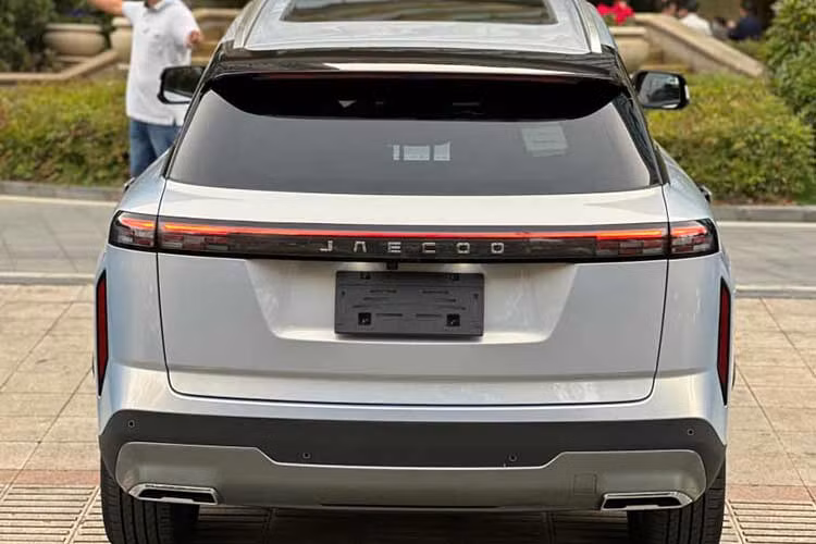 Về ngoại hình, Chery Jaecoo 7 trông cứng cáp hơn, lưới tản nhiệt lớn màu xám trông rất độc đoán. Tại Trung Quốc, xe sẽ đóng logo của Chery có kích thước khá lớn, còn bản quốc tế, có logo Jaecoo nhỏ hơn, phù hợp với lưới tản nhiệt bao gồm 20 thanh nan dọc, thay vì nan to lớn, đầy hầm hố của bản bán ra tại Trung Quốc, cản trước của xe Chery Jaecoo 7 cũng hiền hơn so với Chery Exploration 06.