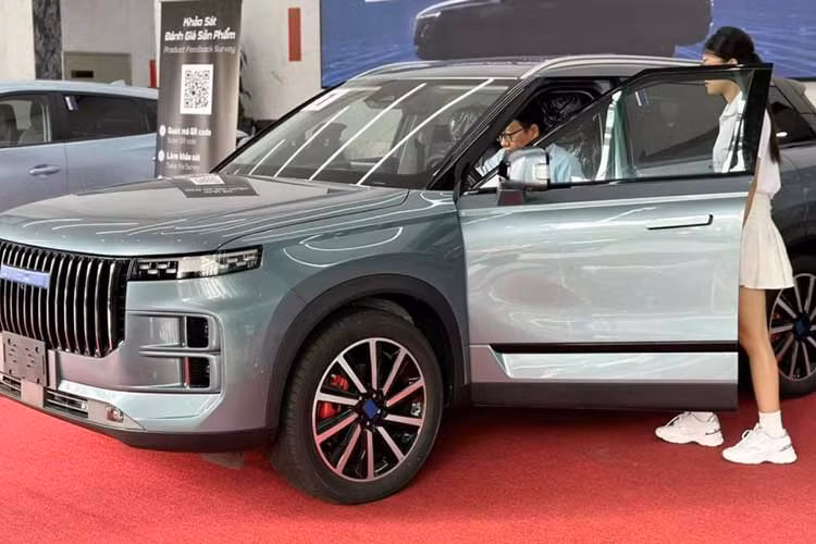 Mới đây, tập đoàn Geleximco, đối tác của hãng xe Chery đã bất ngờ cho trưng bày các mẫu xe của hãng Trung Quốc sẽ sớm bán chính hãng tại Việt Nam trong đó có mẫu SUV Chery Jaecoo 7 2023 mới, đây là sự kiện nhằm đánh giá phản ứng của người tiêu dùng và thú vị hơn, logo của hãng cũng như tên xe đã được che đậy bằng băng keo.