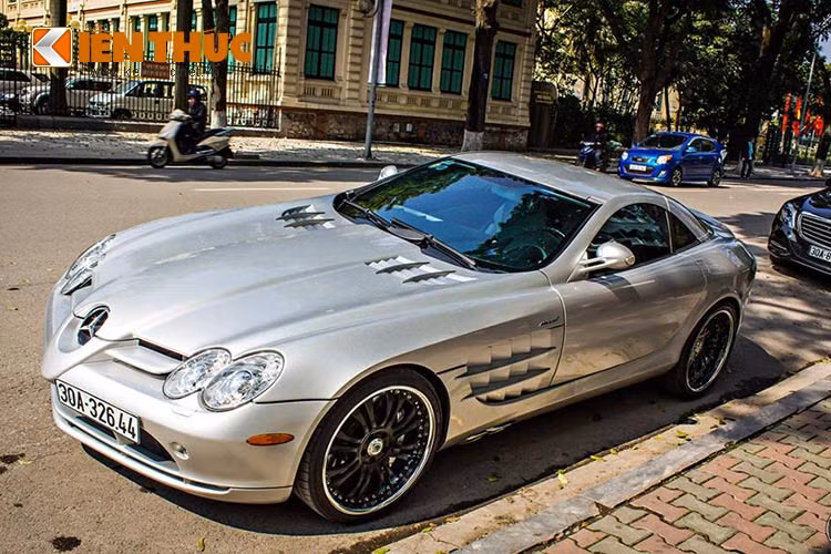 Với những người yêu chiếc xe này, ba chữ SLR là sự kết hợp huyền diệu của những chữ cái ám chỉ một chiếc xe mơ ước và rất đặc biệt, một chiếc xe với những tính năng cao, hiệu suất tuyệt vời.