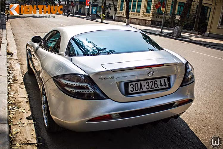  Mercedes SLR McLaren được biết đến là siêu xe sản xuất hàng loạt đầu tiên được tạo nên từ chất liệu sợi cacbon. Trái tim của siêu xe này là động cơ siêu tăng áp V8 5.5 lít do AMG chế tạo. 