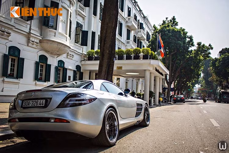 Có thể bạn chưa biết, nhưng ba chữ cái trong tên của chiếc xe này – SLR, được ghép bởi ba chữ cái đầu tiên trong cụm từ “Sport – Lighty – Raceworthy”, nghĩa là “Thể thao – Nhẹ – Tố chất xe đua”.