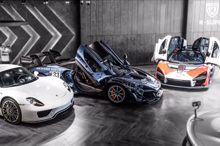 Chiếc xe McLaren Senna GTR trị giá triệu đô từng được nhập về Việt Nam có màu sơn xanh - crôm cá tính cùng các họa tiết nổi bật như tên thương hiệu đồng hồ Richard Mille, Quốc kỳ Anh cùng nhiều chi tiết ở ngoại thất xe được làm từ sợi carbon.