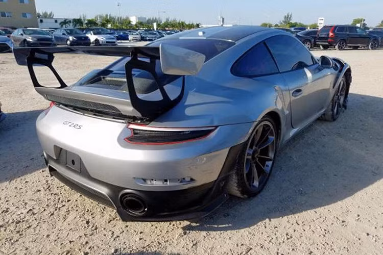 Hiện tại, mức đấu giá Porsche 911 GT2 RS tai nạn lúc này đang là 163.000 USD (tương đương 3,6 tỷ đồng), khoảng một nửa giá bán lẻ khuyến nghị ban đầu của xe. Nhìn chung, có lẽ ai đó sẽ rước về chiếc xe thể thao này với “giá mềm”, cho dù chi phí thay thế phụ tùng sau đó sẽ không rẻ.