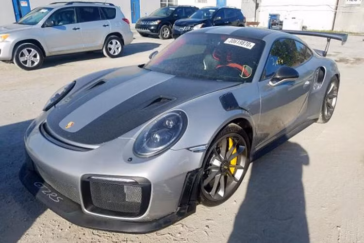 Porsche 911 GT2 RS được trang bị động cơ Boxer 6 xi-lanh, dung tích 3.8 lít, sản sinh công suất tối đa 700 mã lực và mô men xoắn cực đại đạt 750 Nm. Một điểm đáng chú ý khác trên chiếc 911 mạnh nhất lịch sử là Porsche đã không còn sử dụng hộp số sàn 6 cấp cho xe như thế hệ tiền nhiệm mà thay vào đó là hộp số PDK 7 cấp ly hợp kép nhằm tối ưu khả năng vận hành.