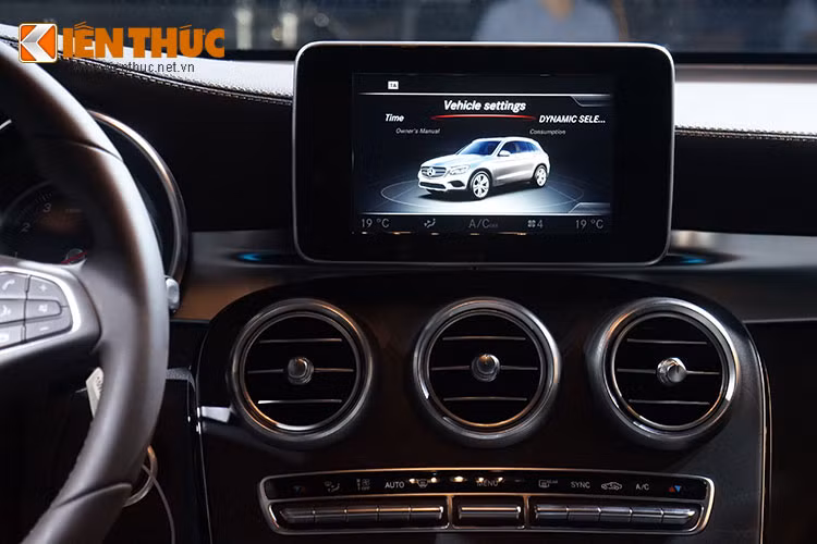  Về trang bị an toàn, Mercedes GLC 300 được trang bị hệ thống hỗ trợ phòng ngừa va chạm COLLISION PREVENTION ASSIST PLUS với chức năng hỗ trợ tự động giảm tốc cho xe, camera lùi hỗ trợ người lái quan sát phía sau là trang bị tiêu chuẩn.