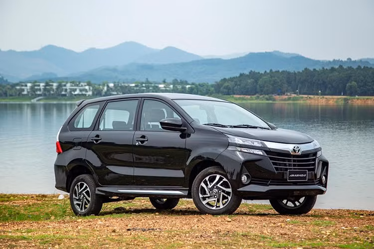 Di chuyển sang phía ngang thân xe, những đường gân khỏe khoắn đem lại cảm giác cơ bắp cho Toyota Avanza 2019. Phía bên dưới, phiên bản AT sở hữu mâm hợp kim kích thước 15 inch trong khi bản MT vẫn sẽ trung thành với mâm 14 inch. Gương chiếu hậu có chỉnh, gập điện nhưng không được tích hợp với xi-nhan báo rẽ.