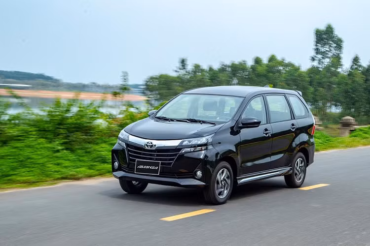 Khác với thông tin được các nhân viên tư vấn bán hàng đưa ra trước đó, Avanza 2019 vẫn sẽ được phân phối với 2 phiên bản số sàn (E) và số tự động (G) chứ không phải duy nhất bản số tự động mới bán song song cùng bản số sàn cũ. Mức giá xe Toyota Avanza 2019 tại Việt Nam cũng có sự thay đổi nhẹ, trong đó, bản số sàn MT tăng 7 triệu đồng và bản số tự động tăng 19 triệu đồng.