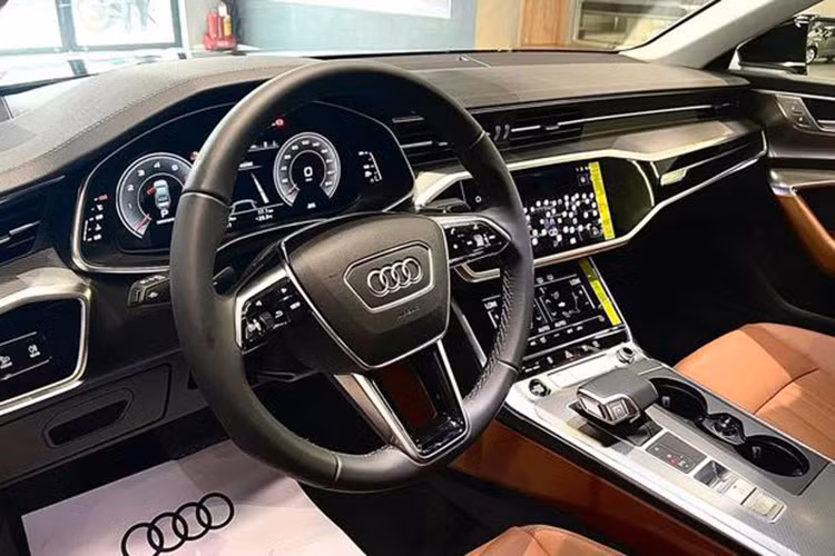 Nội thất A6 S line 40 TFSI mang nhiều tiện nghi và sự thoải mái. Một trong những nâng cấp đáng chú ý của A6 2025 là bảng đồng hồ kỹ thuật số Audi Virtual Cockpit Plus 12,3 inch tiêu chuẩn. Vô-lăng bọc da 3 chấu mới, thay cho loại 2 chấu ở bản cũ.