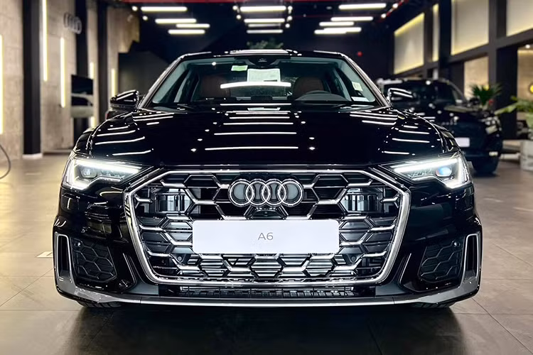 Mức giá xe Audi A6 2025 tại Việt Nam nniêm yết được chính hãng là 2,299 tỷ đồng. Xe được định vị cao hơn các đối thủ như BMW 5-Series và Mercedes-Benz E-Class. Chẳng hạn, BMW 520i có giá niêm yết từ 2,499 tỷ đồng nhưng đang được đại lý giảm còn 1,979 tỷ đồng. Mercedes-Benz E 180 có giá từ 1,889 tỷ đồng, thấp hơn rõ rệ so với A6.