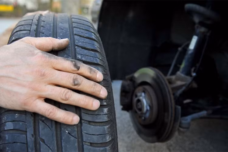 Để phòng tránh các sự cố do lốp xe bị mòn gây ra, các chuyên gia khuyến cáo chúng ta rằng, bên cạnh việc sử dụng lốp xe có chất lượng tốt và sau 1 năm sử dụng phải kiểm tra lốp định kỳ 1 năm/ lần thì việc bảo dưỡng và phục hồi lốp cao su là rất quan trọng. Để phòng tránh các sự cố do lốp xe bị mòn gây ra, các chuyên gia khuyến cáo chúng ta rằng, bên cạnh việc sử dụng lốp xe có chất lượng tốt và sau 1 năm sử dụng phải kiểm tra lốp định kỳ 1 năm/ lần thì việc bảo dưỡng và phục hồi lốp cao su là rất quan trọng.