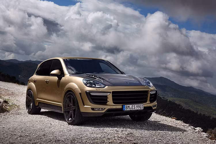 Mặt trước của Cayenne được làm mới với cản trước thấp hơn được trang bị hai đèn sương mù nằm ngang.