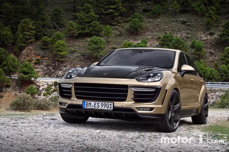 Chưa có bất kỳ chiếc Porsche Cayene nào được sơn màu vàng và dường như TopCar đã có một quyết định đúng đắn khi chọn nó cho mẫu SUV đến từ nước Đức.