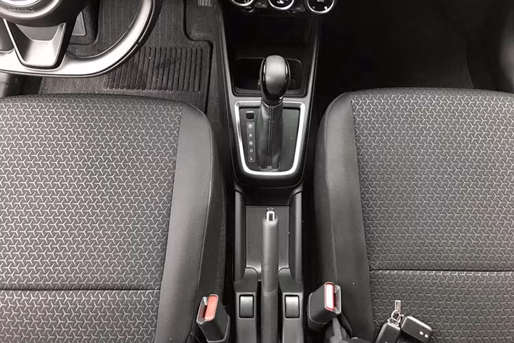 Ở thế hệ thứ 3, Suzuki Swift được trang bị động cơ xăng 1,2 lít cho công suất 82 mã lực, mô-men xoắn 113 Nm tại 4.200 vòng/phút, đi kèm cùng hộp số vô cấp CVT và hệ dẫn động cầu trước. Mức tiêu hao nhiên liệu của Suzuki Swift 2018 (theo công bố của nhà sản xuất) là 3.6l/100 km (đường trường), 6.3l/100 km (đô thị) và 4.6l/100 km (hỗn hợp).