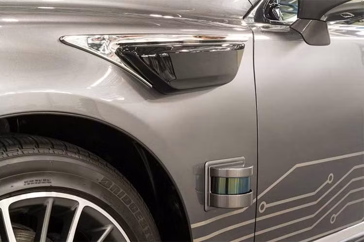 Ngoài ra, ở nền tảng mới 3.0 hệ thống cảm biến bằng laser LIDAR được bố trí trên mui xe, có thể quay một góc 360 độ xung quanh chiếc xe thông qua bốn đầu quét LIDAR. Nhờ có độ phân giải cao, nó sẽ giúp phát hiện chính xác các vật thể trong môi trường xung quanh, kể cả các vật tối màu khó phát hiện trong phạm vi 200 mét.