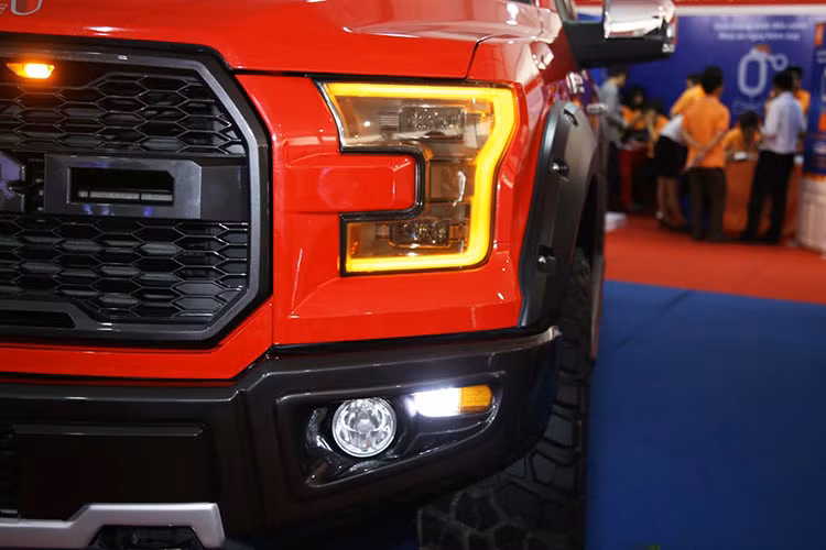 Chiếc F150 Platinum xuất hiện tại triển lãm VIMS 2016 được độ lại theo phong cách của chiếc F150 Raptor sắp được bán ra tại Mỹ. Đầu tiên phải kể đến lưới tản nhiệt mới với chữ FORD to bản, cản trước cũng thay mới theo phong cách Raptor.