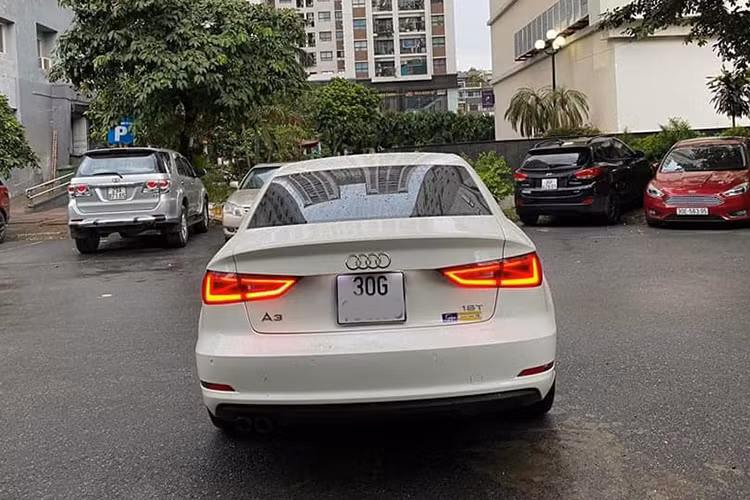 Xe được trang bị đèn định vị, đèn hậu, đèn phanh, đèn xi-nhan dạng LED. Mâm xe là loại 10 chấu đơn. Audi A3 sedan 2014 sở hữu kích thước chiều dài 4.460 mm, chiều rộng 1.800mm, chiều dài cơ sở 2.640mm, khoang chứa đồ dung tích 425 lít. Hệ thống ống xả kép đặt bên trái cản sau. 