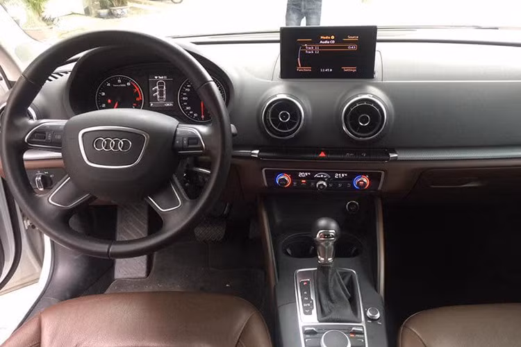 Ở bên trong, nội thất chiếc xe sang Audi A3 sedan này được bọc da màu nâu cafe, nhựa màu đen. Ghế lái và ghế phụ có khả năng chỉnh điện. Màn hình giải trí cỡ vừa đặt nổi chính giữa bảng điều khiển. Phía dưới là 2 cửa gió điều hoà tròn.