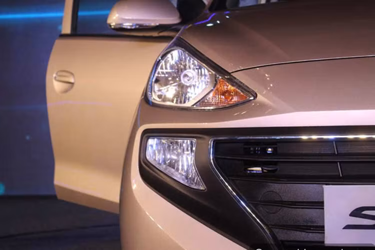 Khi mua mẫu xe giá rẻ Hyundai Santro 2019, các khách hàng tại Ấn Độ sẽ có thể chọn đa dạng lựa giữa các màu sơn ngoại thất như bạc, Typhoon Silver, trắng Polar White, xám Stardust, be Imperial Beige, xanh dương Marina Blue, đỏ Fiery Red và xanh lá Dyna Green.
