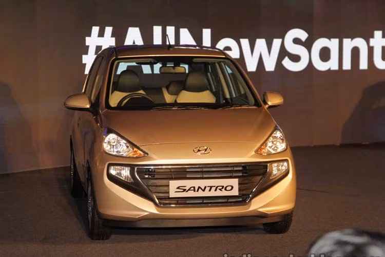 Tương tự phiên bản cũ, Hyundai Santro 2019 sở hữu thiết kế cao ráo. Trên đầu xe xuất hiện lưới tản nhiệt Cascading Grille đặc trưng của xe Hyundai đời mới, cụm đèn pha vuốt ngược về phía sau và đèn sương mù nằm cao. 
