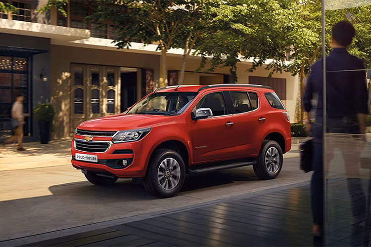 Đối thủ của Toyota Fortuner tạm thời sẽ được phân phối hai phiên bản 2.8 LTZ AT 4x4 và 2.5 LT MT 4x2 thông qua hình thức nhập khẩu nguyên chiếc từ Thái Lan. Sau đó sẽ bổ sung hai phiên bản 2.5 VGT LT AT 4x2 và 2.5 VGT LTZ AT 4x4 vào tháng 6/2018.