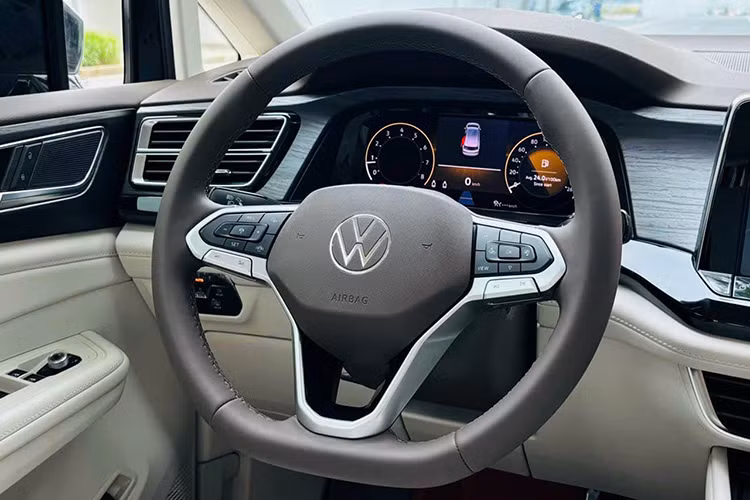 Hành khách ngồi hàng ghế thứ 2 còn được trang bị bệ đỡ chân điều chỉnh điện, có khả năng chỉnh góc 90 độ. Ghế có chức năng điều chỉnh điện, nghiêng lưng ghế tối đa 70 độ, làm mát hoặc sấy ghế, massage 3 chế độ và có gối tựa đầu điều chỉnh ôm sát hai bên đầu.