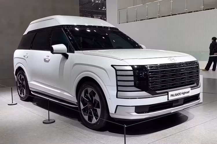 Đây là lần đầu tiên hãng xe Hàn Quốc giới thiệu phiên bản Hyundai Palisade Highroof 2026 trần cao được thiết kế nguyên bản từ nhà máy thay vì là tùy chọn độ lại sau khi xuất xưởng như trước đây.