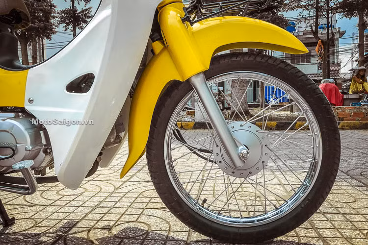 Hệ thống treo của xe thiết kế bao gồm phuộc ống lồng trước và giảm xóc đôi sau. Xe được trang bị mâm 17 inch sử dụng phanh dạng tang trống trên cả hai bánh. Kích thước tổng thể của Honda Super Cub 2018 phiên bản mới bao gồm; 1.775 mm dài, 660 mm rộng, 960 mm cao.
