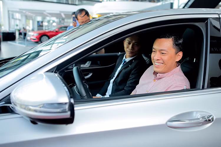 E300 AMG sở hữu động cơ I4, dung tích 2.0 lít, sản sinh công suất tối đa 245 mã lực và mô-men xoắn cực đại 370 Nm. Kết hợp cùng hộp số tự động 9 cấp 9G-Tronic, xe có thể tăng tốc từ vị trí xuất phát lên 100 km/h trong thời gian 6,2 giây. Trang bị an toàn trên xe với 9 túi khí cùng các hệ thống tiêu chuẩn đã làm nên danh tiếng của Mercedes-Benz.