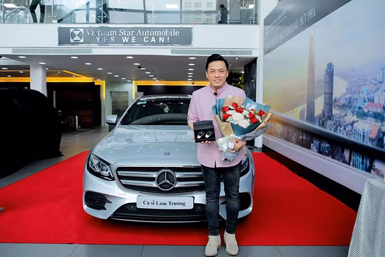 Hiện giá xe Mercedes-Benz E300 AMG đang được phân phối chính hãng tại thị trường Việt Nam từ 2,77 tỷ đồng. Tuy nhiên, hãng xe sang đến từ Đức luôn có các mức giá bán hấp dẫn dành cho những người nổi tiếng.