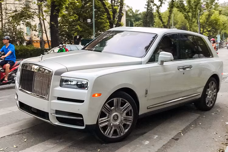 Với việc được nhập khẩu tư nhân về Việt Nam, số tiền để sở hữu chiếc những chiếc Rolls-Royce Cullinan vẫn còn là một ẩn số. Tuy nhiên theo nhiều người chơi xe cho biết, rất có thể mức giá phái tư nhân sẽ rẻ hơn so với chính hãng một chút (Trong ảnh là chiếc Rolls-Royce Cullinan trắng đầu tiên về Việt Nam và lăn bánh ở Hà Nội).