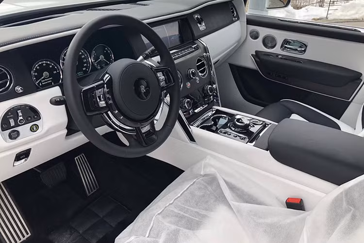 Hãng xe siêu sang Rolls-Royce còn mang đến một tuỳ chọn rất hấp dẫn cho những người yêu thích phong cảnh chính là bộ ghế ngồi phía sau khoang hành lý mang tên gọi View Suite. Với cặp ghế và bàn di động này, hành khách và chủ nhân có thể ngắm bất kỳ cảnh đẹp trên cung đường mình đi qua cùng chiếc SUV siêu sang Rolls-Royce Cullinan. 
