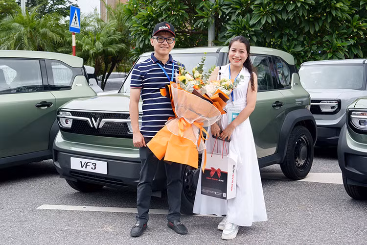 Việc bàn giao xe Vinfast VF3 cho khách Việt sớm chỉ sau chưa đầy 3 tháng nhận đặt cọc không chỉ thể hiện năng lực sản xuất vượt trội và khả năng tối ưu quy trình của thương hiệu xe điện VinFast.