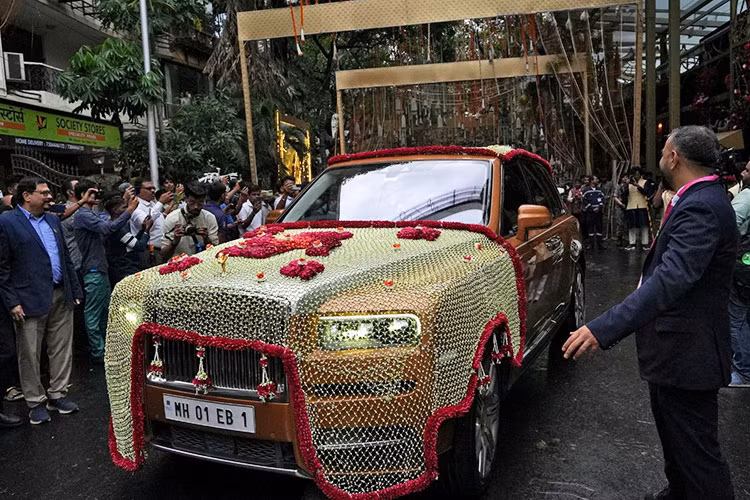 Garaga xe hơi của gia đình tỷ phú Mukesh Ambani còn có các mẫu xe đắt tiền bao gồm Bentley Bentayga, Mercedes-Benz S600 Guard, BMW 760Li cùng một số mẫu khác.