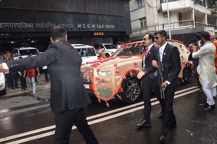 Ngoại thất của phiên bản Rolls-Royce Cullinan Black Badge của tỷ phú Ấn Độ nổi bật với các điểm nhấn màu đen bóng và dòng chữ "Spirit of Ecstasy" mang tính biểu tượng. Đây là điều khiến siêu xe mang vẻ ngoài vương giả này trở nên khác biệt so với các sản phẩm còn lại.