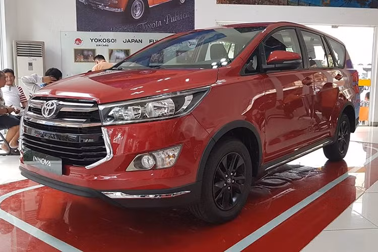 Can canh Toyota Innova Venture gia 855 trieu tai VN