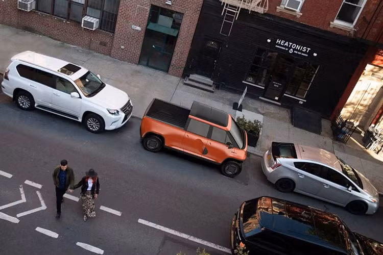 Ngoài ra, nhà sản xuất còn giới thiệu hình ảnh Telo Truck với thùng kín ở khu vực khoang hành lý. Sau khi lắp trang bị này, chiếc xe bán tải có kiểu dáng tương tự những chiếc MPV.