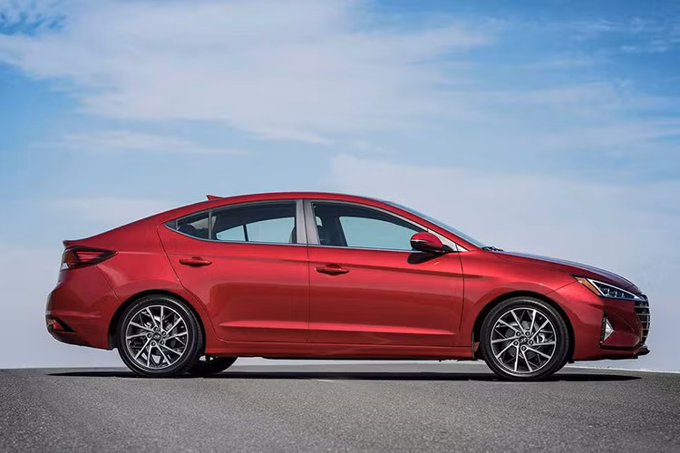 Ở thị trường Đông Nam Á, cụ thể là Singapore - Hyundai Elantra 2019 cũng sở hữu những thay đổi thiết kế nội ngoại thất tương tự như phiên bản Mỹ. Lần đầu tiên ra mắt tại Mỹ vào hồi tháng 8 năm ngoái, xe sở hữu thiết kế thay đổi từ ngoài vào trong dù chỉ là phiên bản nâng cấp.