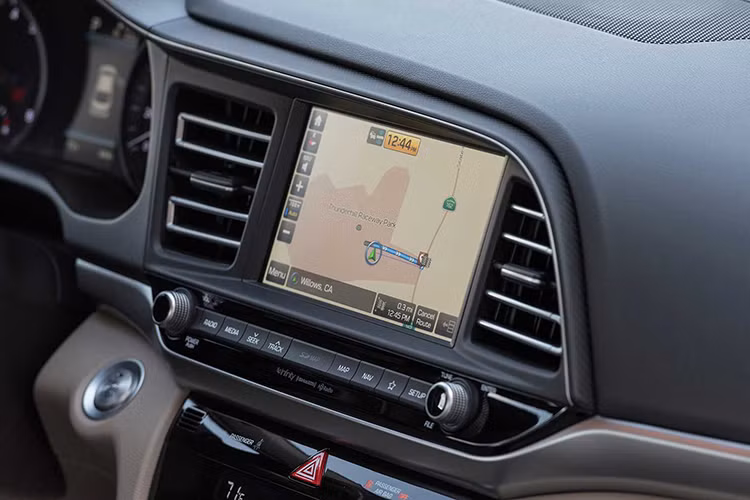 Hệ thống thông tin giải trí của Hyundai Elantra 2019 trông có vẻ quen thuộc nhưng thực chất thuộc phiên bản AVN 5.0 hoàn toàn mới. Hệ thống này đi kèm màn hình 8 inch cỡ lớn hơn và bộ vi xử lý nhanh hơn, từ đó tăng khả năng phản hồi. Bên cạnh đó, hệ thống còn được nâng cấp phần mục lục và đi kèm tính năng quan sát toàn cảnh để phục vụ định vị.