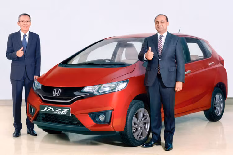 Ở phiên bản nâng cấp dành cho thị trường Ấn Độ, mẫu xe Honda Jazz 2018 vẫn duy trì ngôn ngữ thiết kế của thế hệ thứ ba. Chỉ có một vài tinh chỉnh nhỏ như cụm đèn hậu được kéo dài lên cả cửa thứ năm ở phía sau, trang bị tay nắm cửa mạ chrome và bổ sung hai màu ngoại thất mới (Đỏ Radiant và Bạc ánh kim).