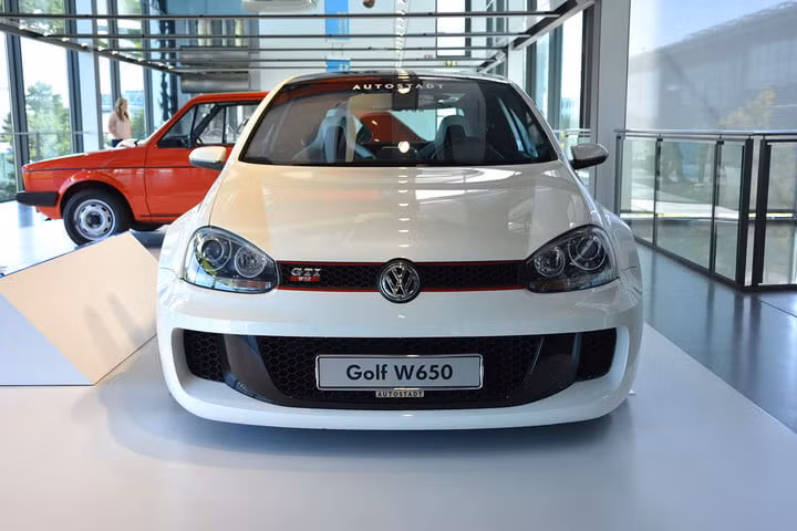 Volkswagen Golf GTI W12-650 (2007): Dòng Volkswagen GTI đã sử dụng hệ thống dẫn động cầu trước với động cơ đặt phía trước kể từ khi ra đời. Tuy nhiên, GTI W12-650 lại sử dụng động cơ W12 công suất 650 mã lực được gắn ở phần ghế sau giúp xe thấp hơn, nhẹ hơn và rộng hơn nhiều so với tiêu chuẩn GTI. Nó đang được trưng bày trong Bảo tàng Zeithaus của Volkswagen.