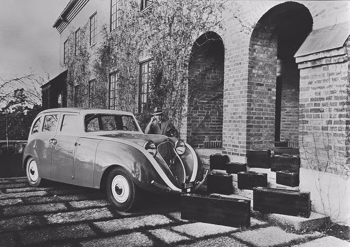 Volvo Venus Bilo (1933): Là bản xe ôtô concept đầu tiên trên thế giới với thiết kế thân xe rộng, đèn pha tích hợp vào viền chắn trước và lưới tản nhiệt cong. Venus Bilo chưa bao giờ được sản xuất nhưng nó đã truyền cảm hứng đến chiếc PV36 Carioca ra mắt vào năm 1935. Nhiều người nghĩ rằng nó đã bị khai tử vào cuối những năm 1950.
