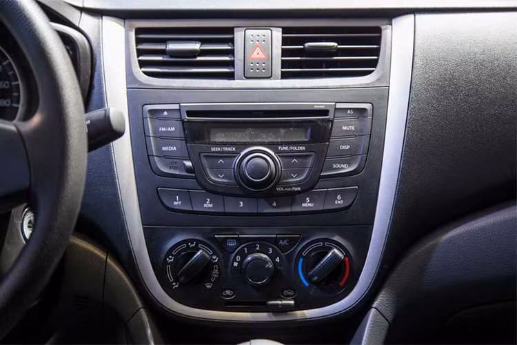 Điểm cộng duy nhất đối với Celerio chính là mẫu xe này được tích hợp công nghệ tự động tắt máy khi dừng xe. Về giá bán tuy đến nay chưa được Suzuki công bố nhưng rất có thể khi về Việt Nam đầu năm 2018, mẫu xe này sẽ có giá ngang bằng hoặc thậm chí là cao hơn các mẫu xe cùng phân khúc do được nhập khẩu nguyên chiếc.
