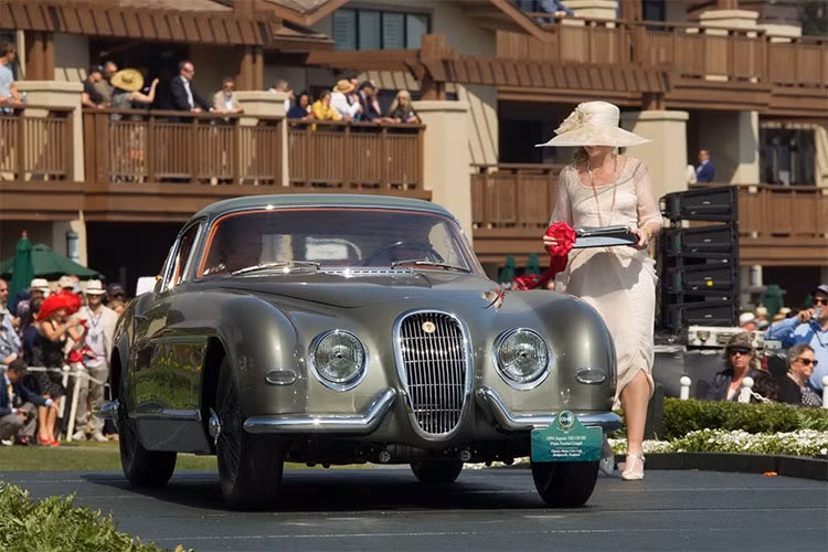 Mẫu Jaguar XK120 SE năm 1954 của Pininfarina trong bài viết này được trang bị động có 6 xi lanh thẳng hàng dung tích 3,2 lít, cho công suất 182 mã lực ở 5300 vòng/phút. Nó được xem là chiếc xe hiếm và sexy bậc nhất lịch sử công nghiệp xe hơi thế giới.