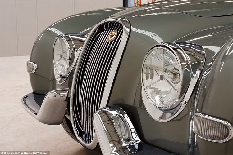 Được giới thiệu lần đầu tiên tại Geneva Motor Show 1955, chiếc xe thể thao Jaguar XK120 cũng đồng thời xuất hiện tại Triển lãm Autocar vào cuối năm đó. Đáng lẽ nó còn được giới thiệu tại Triển lãm Turin (Italia) nếu như Hoffman không quá sốt ruột muốn nhận chiếc xe.