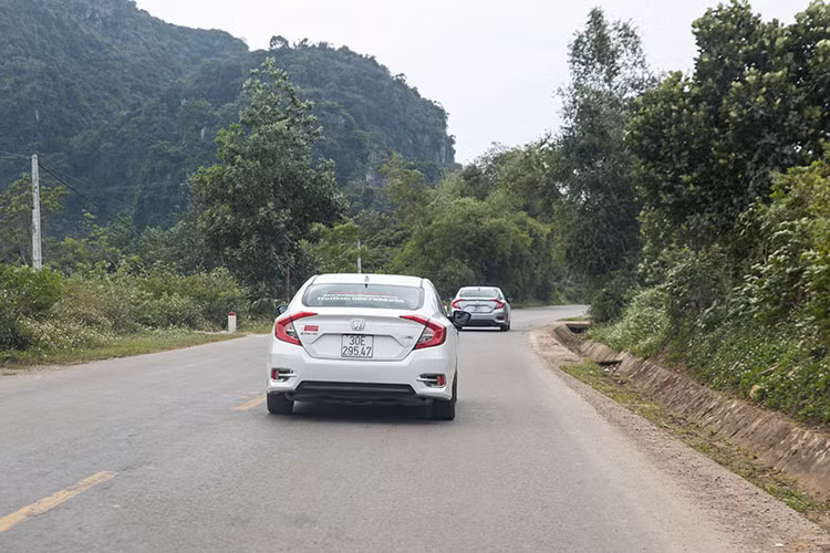 Ngoài các yếu tố khách quan về điều kiện giao thông, thời tiết và địa hình cũng như kinh nghiệm, kỹ năng lái xe, các công nghệ hiện đại giúp kiểm soát hiệu quả lượng tiêu hao nhiên liệu được áp dụng trên Honda Civic cũng là một yếu tố cực kỳ quan trọng giúp các tay lái tham dự hành trình lần này đạt được những thành tích ấn tượng.
