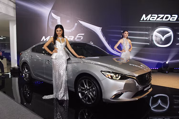 Mẫu sedan Mazda6 phiên bản mới cũng sẽ có mức giảm giá tới 20 triệu đồng cho hai phiên bản đang bán ra là 2.0 Premium và bản 2.5 Premium.