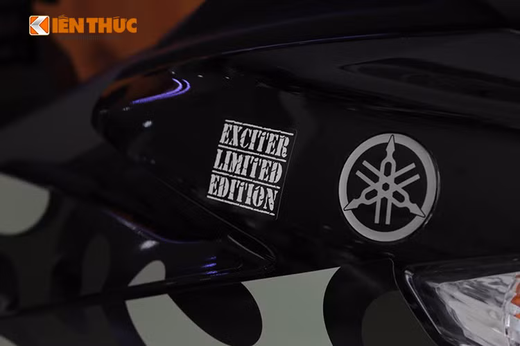 Thân xe có thêm tem Exciter Limited Edition cạnh logo của Yamaha.