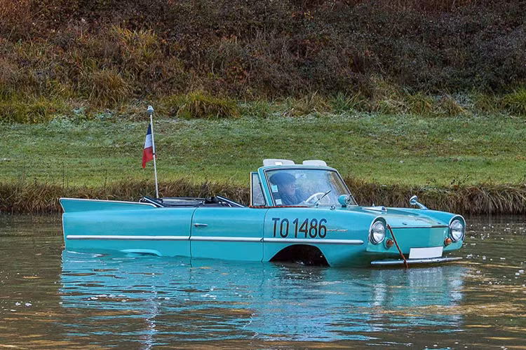 Chiếc xe lội nước Amphicar 770 được xây dựng trên nền tảng của mẫu Volkswagen Schwimmwagen. Nó được thiết kế bởi Hans Trippel, kỹ sư từng tham gia vào dự án cửa cánh chim của Mercedes-Benz 300SL và cả Schwimmwagen của thương hiệu Volkswagen, Đức.