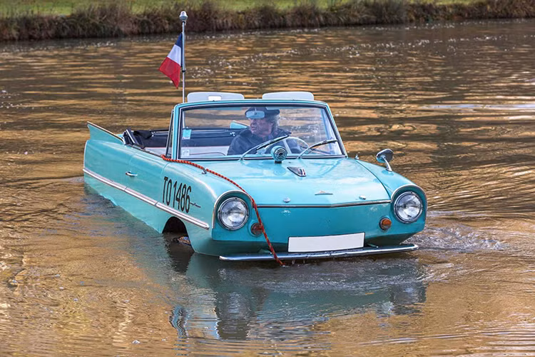 Mẫu xe lội nước Amphicar 770 đời cũ hiện vẫn còn được sử dụng, nếu bạn muốn sở hữu 1 chiếc thì mức giá là 8000 bảng Anh (tương đương khoảng 237 triệu đồng), đã bao gồm VAT.
